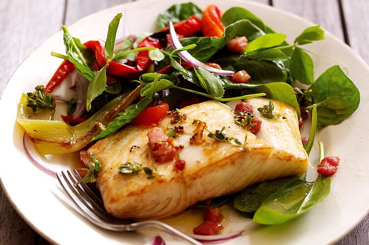 鱼配蔬菜和草药减肥