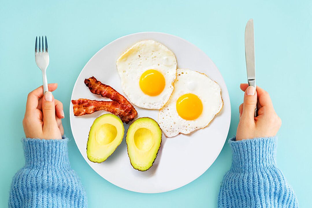 生酮饮食菜单上的完美早餐——鸡蛋配培根和鳄梨